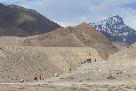 Trekker do trekking in Annapurna Circuit, west Nepalのeditorial素材