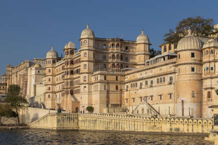 This photo was shot from Udaipur city in the evening time. Udaipur city palace was built over a period of nearly 400 years being contributed by several kings of the dynasty. It is located on the east bank of the Lake Pichola and has several palaces built のeditorial素材
