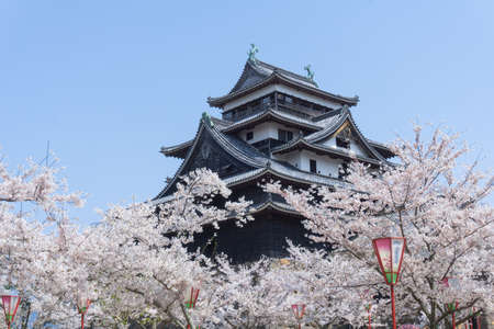Matsue Castle is one of only a dozen original castles in Japan, meaning that its main tower has survived to this day through fires, earthquakes and the anti feudal demolitions of the Meiji Period. It is sometimes called the "black castle" after its darklyのeditorial素材