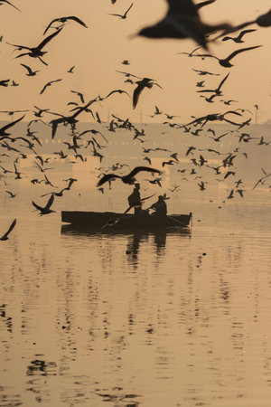 This is what a typical sunrise looks at the yamuna ghat located in delhi .の写真素材