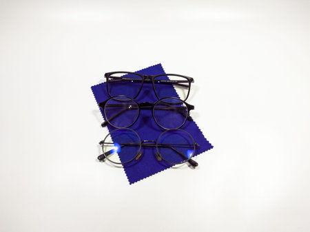 Free photo glasses and eye chart on whitw Background and The base is blue