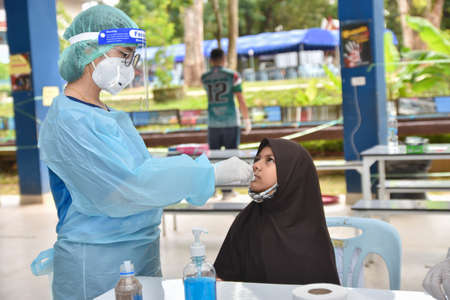 10Nov 2021; Chiang Rai, Thailand:Teachers use rapid self-testing antigen kits. (atk)Covid-19 test for studentsのeditorial素材