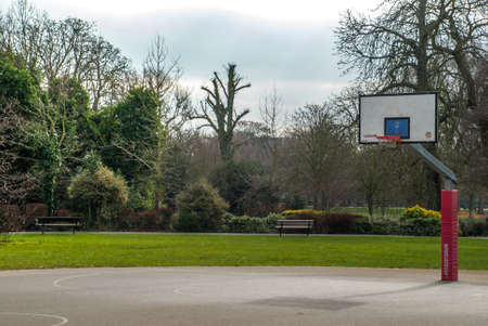 Unoccupied basketball playground in Ravenscourt Park. Londonの写真素材