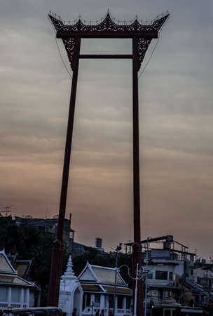 The Giant Swing or "Sao Chingcha" The architecture created for the ceremony of swinging in the royal ceremony of the tri-yam phai teripiwa of the Brahmin-Hindu religion. The famous landmark in Bangkok.のeditorial素材