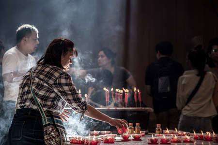 Bangkok, Thailand - 27 Oct 2019 : Attractive asian traveler experience Thailand religion culture praying at Dragon Temple Kammalawat (Wat Lengnoeiyi), Wat Leng Noei Yi is the most important Chinese Buddhist temple in Bangkok.のeditorial素材