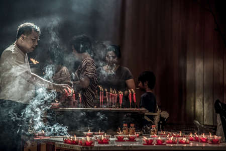 Bangkok, Thailand - 27 Oct 2019 : Attractive asian traveler experience Thailand religion culture praying at Dragon Temple Kammalawat (Wat Lengnoeiyi), Wat Leng Noei Yi is the most important Chinese Buddhist temple in Bangkok.のeditorial素材