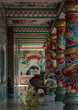 Chonburi, Thailand - 05 Feb 2022 : The magnificent of Chinese-style temple corridor with sculptured dragons pillars, Large incense burner decorated with dragon pattern and has Gold metal benchs for relaxation. Wihan Thep Sathit Phra Ki Ti Chaloem, Selectiのeditorial素材