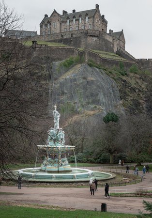 Edinburgh, Scotland - Jan 16, 2024 - Scenic view of Ross Fountain with Edinburgh Castle at the top of the hill at West Princes Street Garden in the centre of Edinburgh. is one of the most popular tourist attractions in Edinburgh, Space for text, Selectiveのeditorial素材