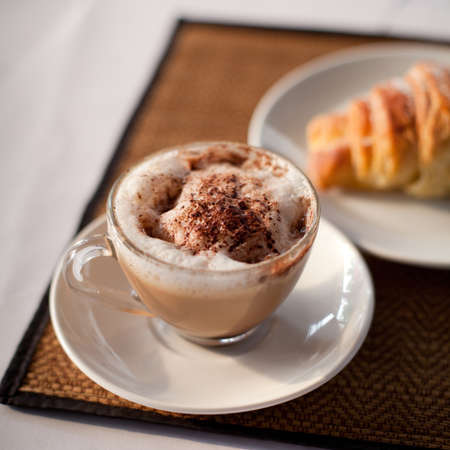 breakfast, coffee and croissant on the table
の写真素材