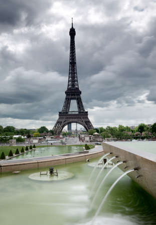 Fountains of Trocadero with Eiffel Tower against dramatic sky, Paris, Franceの写真素材