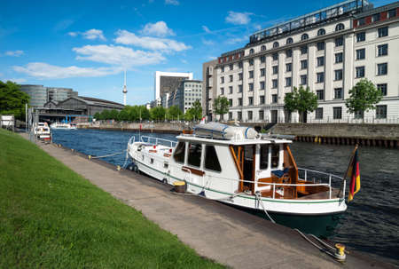 River boat on Spree by Friedrichstrasse station in Berlinの写真素材