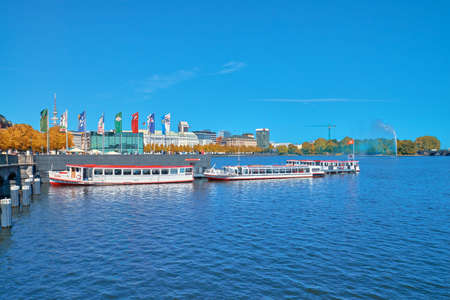 HAMBURG, GERMANY- AUGUST 13, 2015: Passenger ships towed on lake Alster, Hamburg, Germany on a bright day in Fallのeditorial素材