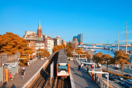 HAMBURG, GERMANY- AUGUST 13, 2015: Train arriving at the Landungsbrucken station in Hamburg, Germany on a bright day in Fall.のeditorial素材