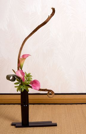 Ikebana flower arrangement on a tatami mat in a japanese homeの写真素材