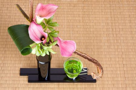 Ikebana Japanese flower arrangement and green oriental teaの写真素材