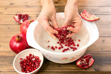 Collecting technique for pomegranate seeds in water, making the membrane float and the arils sinkの写真素材
