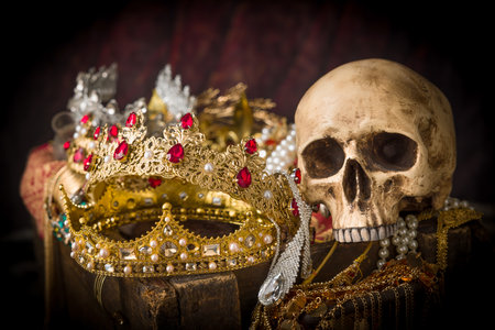 Image of a treasure chest filled with jewellery, precious gems and golden king's crownsの写真素材