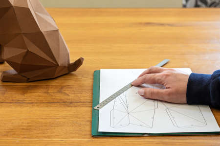 Somebody is making a cube sculpture with paper and linearの写真素材