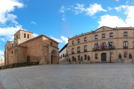Panoramic view of Plaza de San Esteban in Soria, Spain, featuring a Romanesque church, historic buildings, and a cobblestone square.の写真素材
