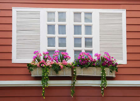 white window on red wall の写真素材