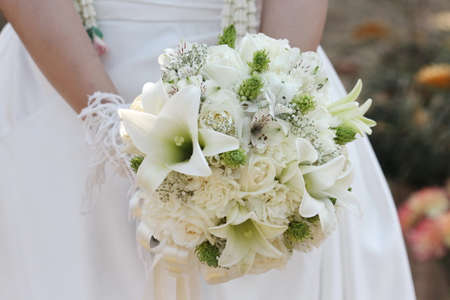 white flower on bride handの写真素材
