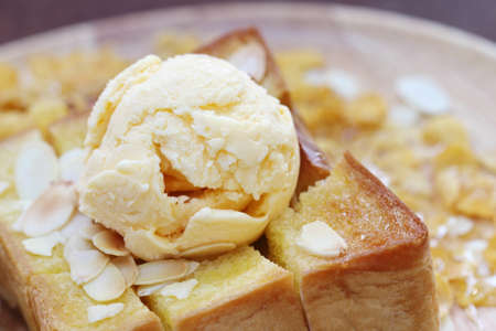 ice cream on honey toast breadの写真素材