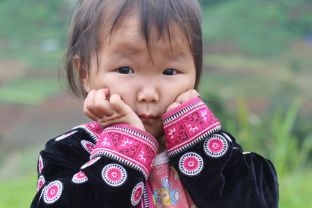 CHIANG MAI, THAILAND - OCTOBER 25 : Portrait of unidentified Akha hill tribe children with traditional at Wat Phratat Doi Suthep on OCTOBER 25, 2014 in Chiang Mai, Thailand.のeditorial素材