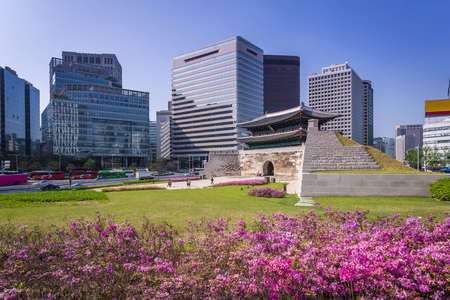 Sungnyemun gate at Night (Namdaemun) in Seoul, South Korea.のeditorial素材