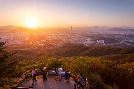 Seoul city skyline in sunset The best view at Namhansanseoのeditorial素材