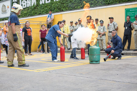 Bangkok Thailand , November 14 , 2019 :  Firefighters are educating the public about extinguishing the fireのeditorial素材