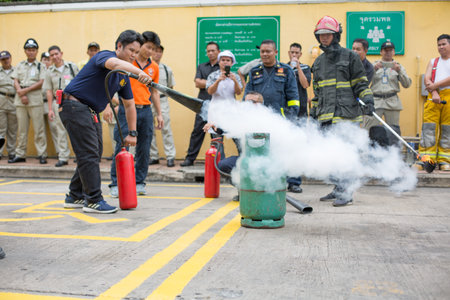 Bangkok Thailand , November 14 , 2019 :  Firefighters are educating the public about extinguishing the fireのeditorial素材