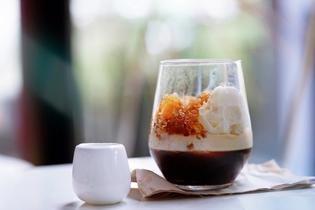 That is a good refreshing menu with copy space. You can pour jug milk, if you like. A special iced coffee menu served with coffee jelly in bottom and topped with crushed freezing milk in firstの写真素材