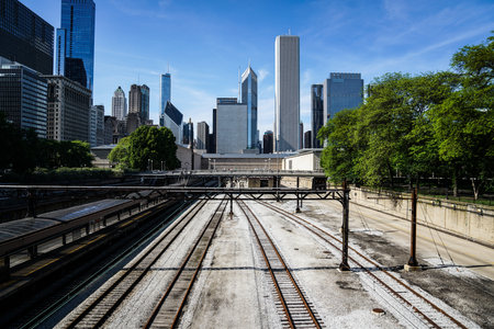 train tracks leading into chicago cityscapeの写真素材
