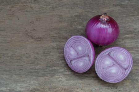 red onions on the old wood tableの写真素材
