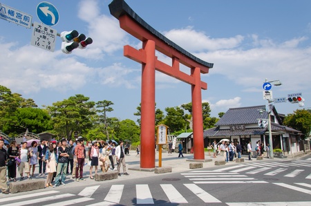 KAMAKURA,JAPAN-JUNE 8: Unidentified people red light waiting to cross the street in front Tsurugaoka Hachimangu Shrine on June 08, 2013 at Kamakura,Japanのeditorial素材