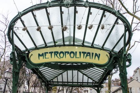 Metro Sign And Street Lamp In Parisのeditorial素材