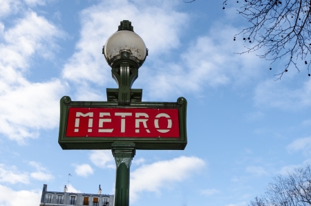 Metro Sign And Street Lamp In Parisのeditorial素材