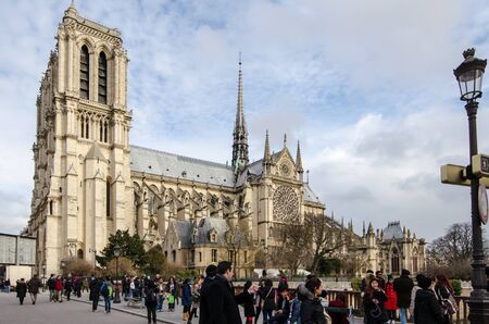PARIS - DECEMBER 25: Notre Dame Cathedral enjoys a magnificent setting in the heart of Paris, and is justifiably one of its most popular attractions, as seen by the crowds on December 25, 2013.のeditorial素材