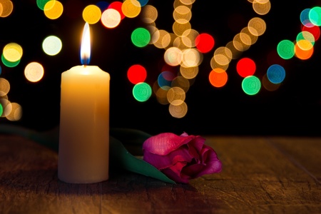 Candle light closeup with bokeh pattern and dark backgroundの写真素材