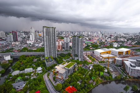 Black cloud covered the city before heavy rain,city scapeのeditorial素材