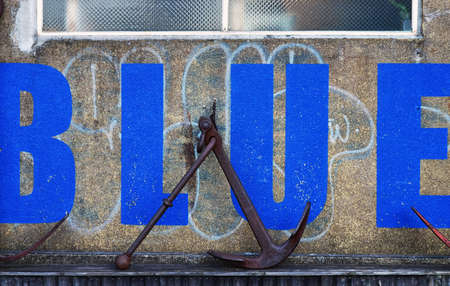 Rusty anchor recline wall scenesのeditorial素材