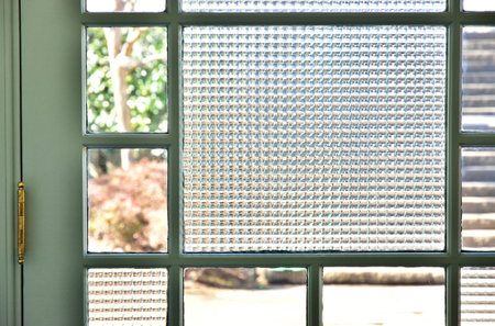 Scene of the door of the glass with the design of the room of the day when it was fine