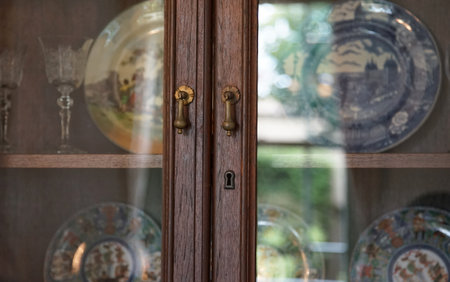 Light reflected on the glass of the glass shelf where the dishes of the dishes are placed in the dining roomの写真素材