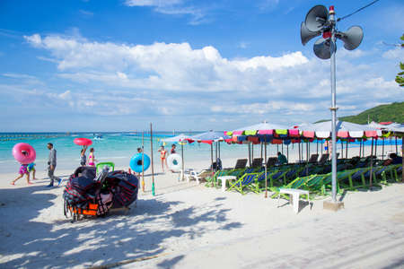 Chonburi, THAILAND -  22 February 2018 : Koh Larn, Tawaen Beach, where people go to relax, and beach trips on weekends.On the beach are tourists, chairs Beach umbrellas and sky with bright seaのeditorial素材