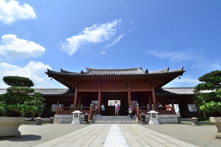 Chi Lin Nunnery is a large Buddhist temple complex located in Diamond Hill , Kowloon,Hong Kong.