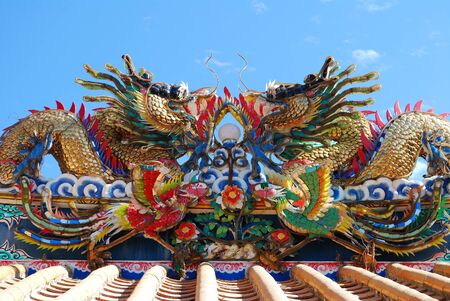 Dragon on oriental temple roof の写真素材