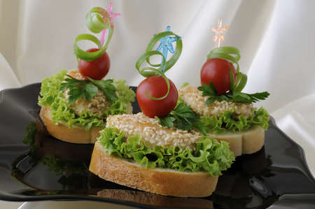 Mini sandwiches with chicken in sesame