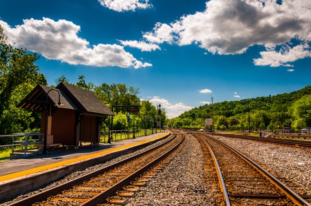 Railroad tracks at the train station in Point of Rocks, Maryland.のeditorial素材