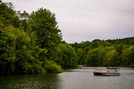Small boats near the shore of a cove on Lake Marburg, in Codorus State Park, Pennsylvania.のeditorial素材