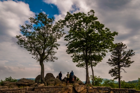 Rocks, trees, and tourists at an overlook on Skyline Drive in Shenandoah National Park, Virginia.の写真素材